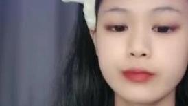 外表清纯乖巧妹妹！娇小身材贫乳！翘起美臀看美穴，掰开特写手指插入，妹妹好想被人操