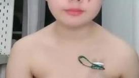 呆萌可爱的萝莉小妹，新来的啥都不懂全程露脸让狼友调教，互动撩骚揉奶玩逼看特写，小穴紧紧嫩嫩的精彩刺激