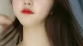 白丝好身材高颜值甜美校花女神的诱惑，风情妩媚不做作玩的好开，互动狼友撩骚不断，道具抽插粉嫩骚穴呻吟