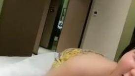 穿着黄色战袍的骚货酒店让大哥草，一边舔鸡巴一边跟狼友撩骚，骚逼水多淫水亮晶晶，让大哥草了骚逼干菊花