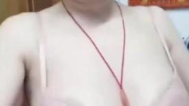 48+老熟女，骚骚滴，吃鸡戴套，坐叔叔的鸡巴上使劲骑  好爽！