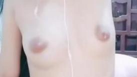 年轻的小妈露脸黑丝情趣诱惑，还能挤出奶水，花好妆诱惑狼友，揉奶玩逼跳蛋摩擦阴蒂，淫水多多呻吟可射真骚