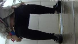 学校女厕全景偷拍长发美女老师的多毛小黑鲍