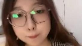 眼镜大奶小骚货！丰满身材大肥臀！开档肉丝翘屁股求操，掰穴假屌抽插，娇喘呻吟骚话不断