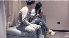 牛仔裤妹子在沙发啪啪，蹲着口交上位骑坐后入抽插猛操呻吟