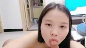天气太热给骚妹妹降降火，全程露脸喂大吃大鸡巴舔蛋蛋好骚啊，让小哥在沙发上扛腿爆草，浪叫呻吟不止真刺激