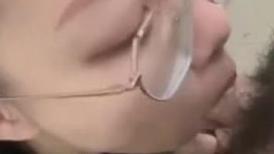 可爱眼镜美女 隔壁有人呐 小夫妻来医院做检查 贴心老婆不让老公打飞机 用嘴伺候鸡吧射在取精杯里 太感动了