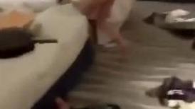 学校组织研学旅行,晚上到女生住宿区巡查安全,发现她们正在洗澡,吓得她们哇哇叫