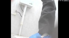 医院厕拍，穿鞋套嫩妹，阴毛旺盛小便全程
