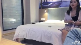 丝滑裙装女神坐在床上这风情很极品啊 贴身裹胸 逼毛浓密性感 受不了欲望狂涨鸡巴硬邦邦插入开干【水印】