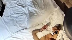 7-2最新酒店偷拍！意外拍到漂亮下海外围妹子 裸体和闺蜜电话聊天