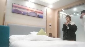 19岁玩抖音的网红小美眉洗完鸳鸯浴做爱手机没电了也没搞射