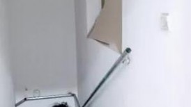 剧情演绎要命的嫂子楼道里勾引要饭的傻子，揉奶玩逼口交大鸡巴，让傻子舔逼揉奶爆草，无套抽插内射中出刺激