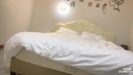 2023-7-3【眼镜败类探花】约来两个妹妹要一起操，只有一张床不同意，只能单挑，高颜值美女，直接一顿输出