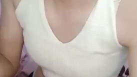 芳儿在人间高颜值嫩妹子道具玩弄啪啪，退下牛仔短裤自摸粉穴口交后入猛操