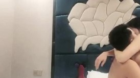 偷拍肤白貌美胸大美女，嬉笑打闹好似情侣做爱，对白有趣激情四射
