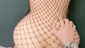 情趣黑丝肥臀极品小少妇发骚，撅着屁股让大哥无套插入骚穴，呻吟可射，阴道裹着鸡巴让小哥快速抽插浪叫不止
