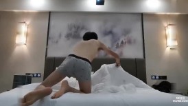 风骚小少妇，白皙翘臀情趣装，对着粉嫩鲍鱼狂舔连干两炮