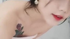 18岁少女下海【大一学妹】，正是豆蔻年华青春的酮体散发遐想，浴室让大家看看女生如何洗澡，洗白白床上被猪拱 呻吟浪叫
