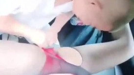 野外日嫂子：不能这样，等下你兄弟看到了不得了，你太坏了，每天都想干嫂子。 老公，没啥，我在车上吹空调呢