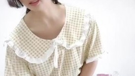 五官清秀的单亲妈妈，揉着小馒头扣逼放声淫叫，这是多久没做爱了！