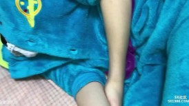 公司聚会送喝醉的美女同事回家摸摸奶玩玩B没敢操