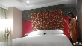 探花大神老王酒店2600元约炮 兼职美女大学生外围女，奶子圆润身材丰满骚气十足