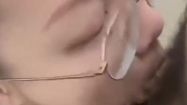 逛商场的时候叔叔肉棒翘起来了 侄女蹲着扒开叔叔的裤子 就这样慢慢的舔着肉棒整跟含住在嘴里 来来往往的人让叔叔有点紧张 口了两分钟直接射出来了 叔叔让我拿盒子装好