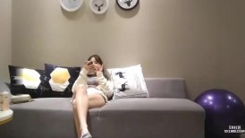 乳大臀翘的裹胸装短裤美女2800元约到啪啪,沙发上揉奶抠逼,口交,抱起来插,又到床上干
