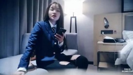 红唇花臂妹子啪啪，舔奶口交一字马张开双腿按着大力猛操