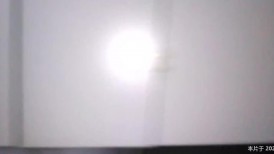 商场女厕直接闯入偷拍眼镜美女尿尿故意让她发现