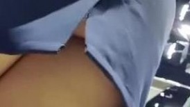 车展漂亮眼镜大姐撅着屁屁给美女介绍车子性能 我就乘机欣赏美裙底 旁边人太多 手有点抖