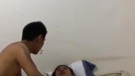 漂亮少妇 舒服吗 嗯 被小伙骚逼抠的淫水啪啪响 主动索吻娇喘连连 插入就高潮