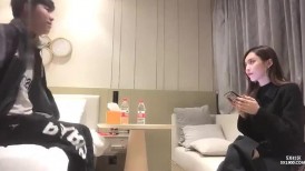 极品颜值大耳环美女啪啪，按头深喉口交骑坐后入大力猛操呻吟诱人