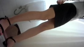 办公楼女厕全景偷拍美女秘书的极品大黑鲍