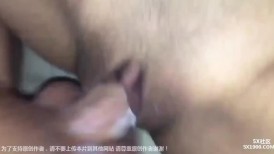 小情侣日常爱爱 漂亮贫乳女友有点害羞 被大鸡吧无套猛怼 淫水超多一插就出白浆