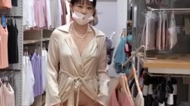 新的挑战总有新的意外，后面的女士们在选衣服，我家宝贝不知道后面的人有多近，再多一秒，过来的小美女就看到了