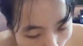 真正良家少妇 在出租房光着屁屁吃鸡口爆 吞不下跑厕所吐了
