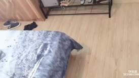 漂亮美女 被大肉棒男友操的爽叫不停 掐着脖子 抓着头发后入猛怼 看着太戳性癖了 内射肥厚蝴蝶穴