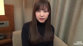 极品修身黑衣白色短裙女神 这柔柔良家风情引的人欲望躁动好想侵犯她啊