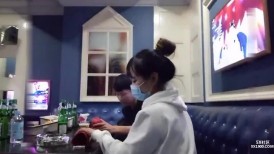【专业拉学生妹下海】KTV包房嗨翻天 和极品蜜桃臀高校妹纸玩游戏沙发上跪舔 翘美臀无套后入猛操