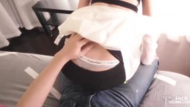 极品火辣身材翘起美臀后入，有种母狗交配的感觉，紧身裤健身女神吸完鸡巴又骑上去，最后被射在乳房上