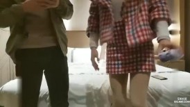 格子外套粉帽萌妹子啪啪，舔奶口交调情后入大力抽插猛操