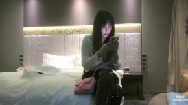 颜值不错白衣妹子啪啪，穿上情趣装黑丝深喉口交后入猛操