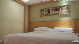 颜值不错黑帽妹子啪啪，穿上开档黑丝舔弄调情大力抽插猛操