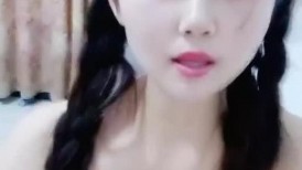 饥渴的哺乳期奶妈，全程露脸骚逼饥渴难耐想要狼友的大鸡巴草，淫声荡语互动，挤奶水给狼友喝，抠到骚逼高潮