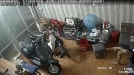 2023新流出黑客破解家庭网络摄像头偷拍 模特身材美女洗完澡在简陋客厅擦身整理头发
