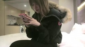 高颜值黑色外套大奶妹子啪啪，穿上黑色网袜特写手指快速扣逼后入猛操