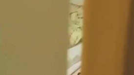 在小姨家留宿半夜上厕所 发现小姨房门没关严 往里一看竟然发现在自慰