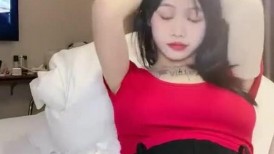 胸前纹身红唇美女！超柔软大奶子！振动棒疯狂插穴，爽的娇喘不断，淫语骚话，无毛嫩穴，极度诱惑